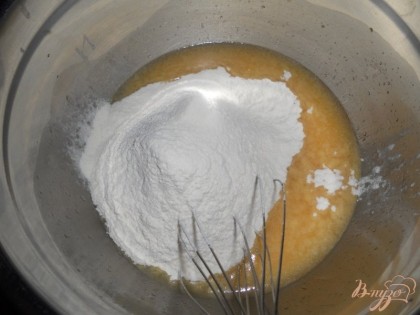 В миску разбить яйца, добавить сахар и соль, взбить венчиком и проссеять в миску  муку,добавить 100 мл сливок и хорошо перемешать.