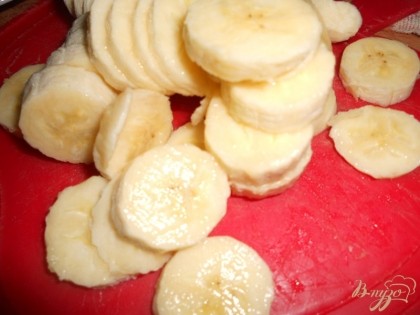 Приготовить начинку - бананы очистить от кожуры, нарезать кружочками и полить соком лимона.