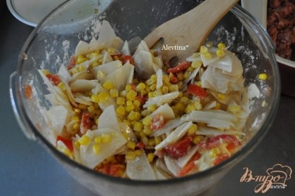 В отдельном блюде смешать кукурузу, картофель с мукой. Добавить сливочное растопленное масло и порезанный перец. Перемешать.