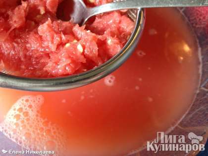 Готовый свежевыжатый грейпфрутовый сок надо процедить, чтобы избавится от остатков мембран, которые будут горчить в готовой граните.