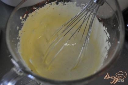 Затем взбить желтки чистым венчиком, добавить &#189; стакана сахара. Взбивать 8-10 мин. Добавить цедру апельсина.