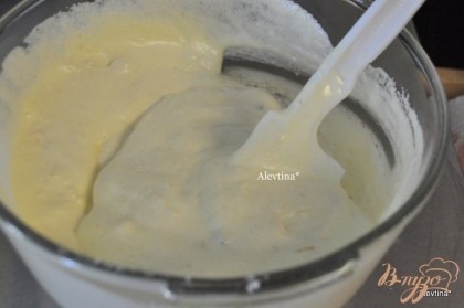 К белково-яичной массе добавляем муку, орехи и аккуратно все быстро перемешиваем, чтоб тесто не осело.