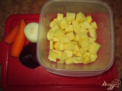 Вначале нужно подготовить ингредиенты. Почистить и порезать картошку. Очистить морковь, лук и свеклу.