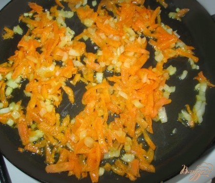 Порезать и пережарить на сковороде, с добавлением подсолнечного масла, морковь и лук.