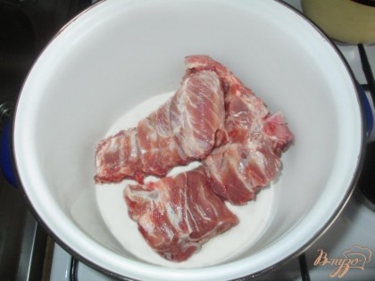 Положить в кастрюлю свиные ребра, залить водой и варить в течении 20-30 минут.