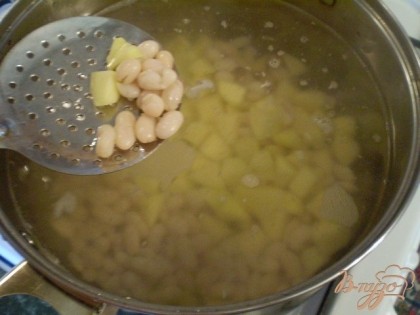 В кипящую воду закладываем картофель, и фасоль (воду слить, саму фасоль переложить в суп). Варим 25 минут.