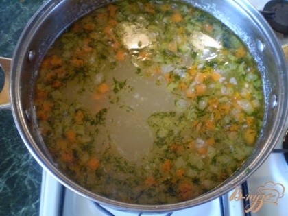 Спустя 25 минут добавляем овсянку в суп и овощи. Зелень по вкусу, соль, приправы. Провариваем еще 5 минут и суп готов.