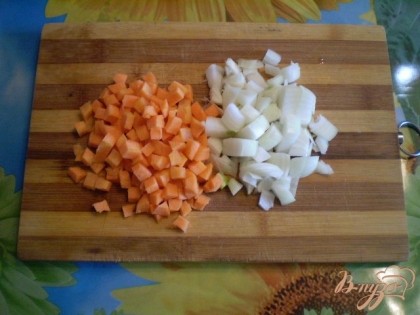 Очищенные лук и морковь мелко порежьте.
