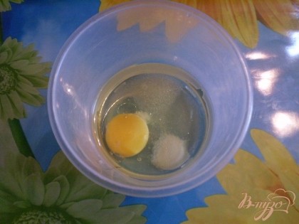 С сырого яйца с добавлением соли, сахара и растительного рафинированного масла приготовим соус. Для этого все поместите в высокий стакан и взбейте блендером.