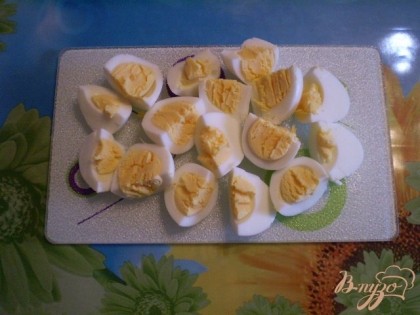 Вареные яйца порубите на куски.