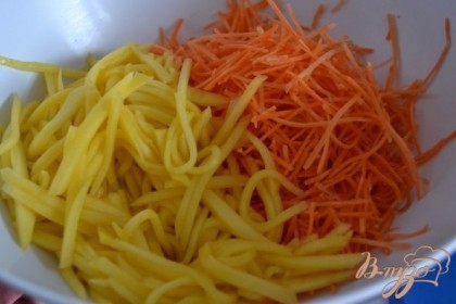 Морковь и манго порезать (или потереть) соломкой. Уложить в салатник.