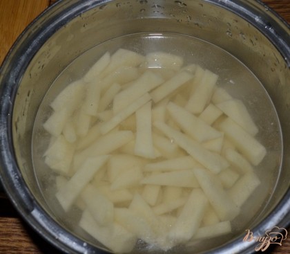 Далее переложим мясо в кастрюлю, зальем его холодной водой и начнем варить бульон. Картофель почистим и нарежем соломкой. Картофель заливаем водой и варим в отдельной кастрюле.
