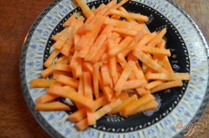 Морковь чистим и режем соломкой.