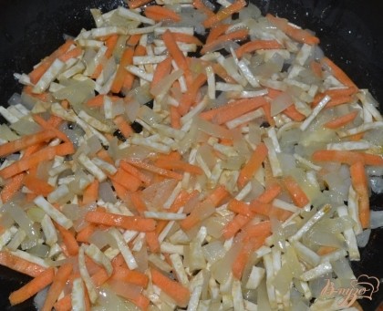 Сделаем зажарку. Обжариваем на сливочном масле морковь, сельдерей, лук.
