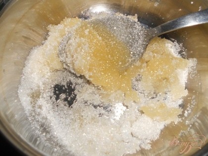 Вишни разморозить, в миске смешать сахар для начинки и мед, затем добавить вишни и поставить на плиту, варить на слабом огне до легкого загустения смеси.