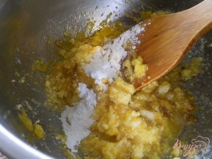 Яйца разделить на желтки и белки, белки отставить в сторону, а к желткам  добавить размягченное масло, сахар для теста, корицу и разрыхлитель, перемешать все лопаточкой.