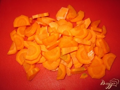 Нарезать морковь полукольцами.