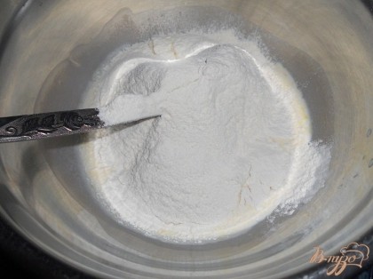В миску влить сливки, разбить яйца, добавить соль и перемешать. В миску просеять муку и замесить мягкое но плотное тесто.