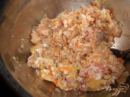 Мясо вымойте, нарежьте кусочками, лук-порей вымыть, использовать белую часть лука, почистить морковь и чеснок. Через мясорубку измельчить мясо, лук-порей, морковь и чеснок.Мясной фарш перемешать, добавить масло растительное, соль, перец и воду, хорошо перемешать.