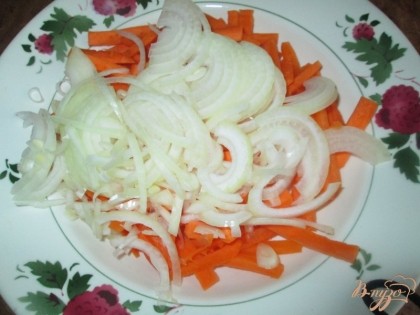 Порезать морковь соломкой, а лук полукольцами.