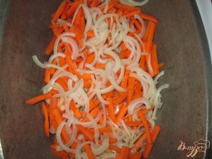 Добавить  морковь с луком к мясу, закрыть крышкой и потомить минут 15.