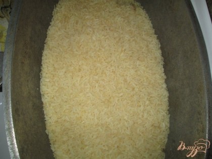 После этого засыпать рис и налить воды, на 1 см выше уровня риса.