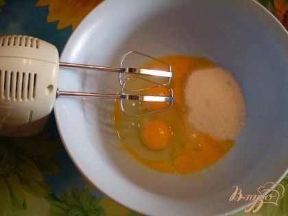 Яйца взбиваем с сахаром до пены белой.