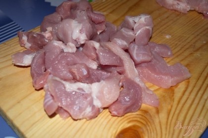 Мясо свинины нарезать на небольшие кусочки. Так как вы это делаете при нарезке отбивных. Полученные кусочки, потом, нарезать соломкой.