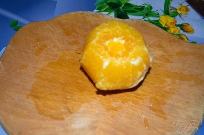 Апельсин зачистить от кожуры.