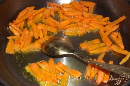 На чистую сковороду влейте растительное масло. Обжарьте морковь. Морковь должна быть готова, но не до конца. Оставаться слегка хрустящей. Готовьте дольше, если любите все мягкое.