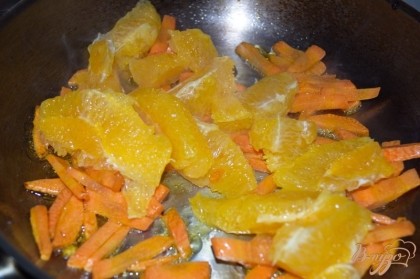 Добавьте апельсиновую мякоть и цедру.