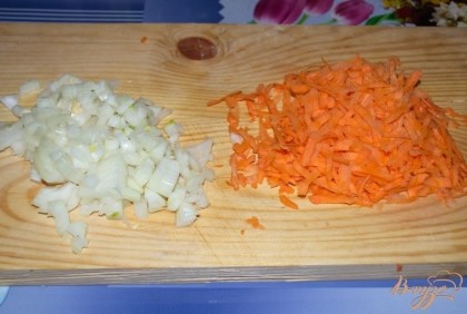 Лук и морковь вымыть. Очистить. Нарезать меленько или натереть на терку.