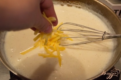 Натертый твердый сыр (около двух щипок) бросьте в соус и снова перемешайте. Выключаем.