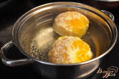 Апельсины очистить от кожуры, положить в кастрюлю и залить водой. Варить примерно 90 мин или до мягкости.