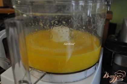 Переложить готовые апельсины в фудпроцессор и измельчить до состояния сока.