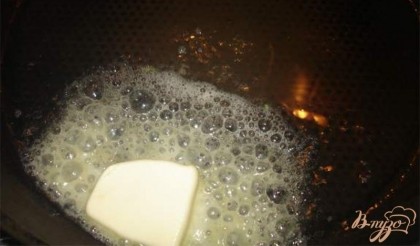В сковороду влить растительное масло. Когда оно прогреется, добавить кусочек сливочного.