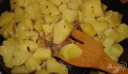 Розмариновые свежие листочки (можно использовать сушеный розмарин) нарезать меленько. Добавить к картофелю. Обжарить все. Добавить специи по вкусу.