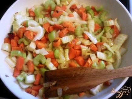 Обжарим крупно нарезанную морковь.Затем добавим лук,фенхель,сельдерей. Сладкий перец и помидоры не кладу,на мой взгляд,они притупляют вкус грибов.