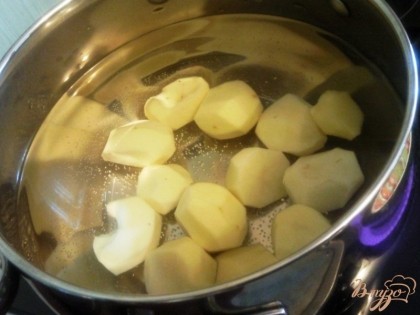 Тем временем ставим варить картофель.Количество зависит от желаемой густоты супа.