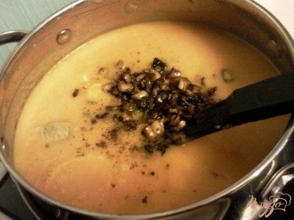 Пюрируем блендером картофель и овощи.Ставим кастрюлю опять на огонь,выкладываем грибы доводим до кипения  и провариваем минут 5-7,чтобы грибы отдали свой вкус и аромат.