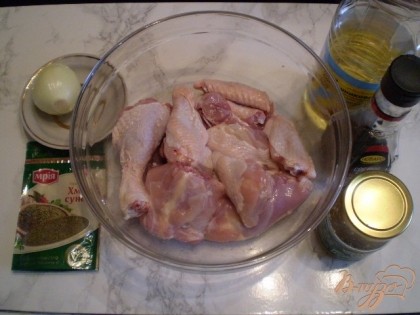 Приготовьте продукты. Курицу порубите на порционные куски.