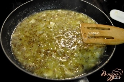 Затем добавить апельсиновый и сок  лайма. Посолить и поперчить, выложить орегано, снять с огня.