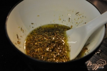 Смешать семена фенхеля и розмарин в оливковом масле с 1 ч.л соли и с 1 ч.л черного перца. Отложить &#188; стакана в другую емкость.