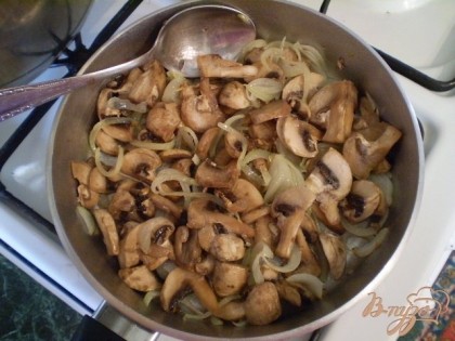 На подсолнечном масле обжарьте до готовности лук, потом добавьте грибы. Посолите. Доведите до готовности оба продукта.