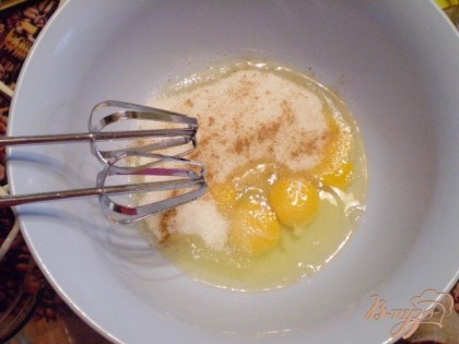 Яйца взбейте миксером с сахаром и корицей. Количество корицы по желанию, можно увеличивать или уменьшать, а положила половинку чайной ложки.