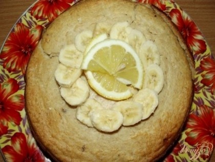 Когда запеканка стала на ощупь комнатной температуры, можно ее вынуть. Теперь украсьте свой пирог бананом и лимоном.