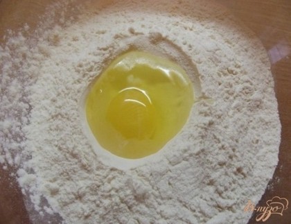 В муку добавляем яйцо и перетираем. После добавляем соль, сахар и вливаем воду. Замешиваем крутое тесто.
