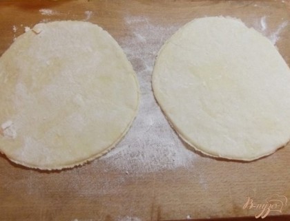 Раскатываем лепешки величиной с ладошку. Тесто должно быть не слишком толстым (до 0,3 мм). Каждую лепешку присыпаем мукой.