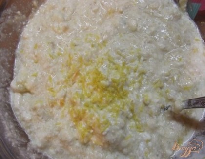 В готовое тесто добавляем лимонную кожуру и пол чайной ложки ванили. Еще раз хорошо перемешиваем ложкой.