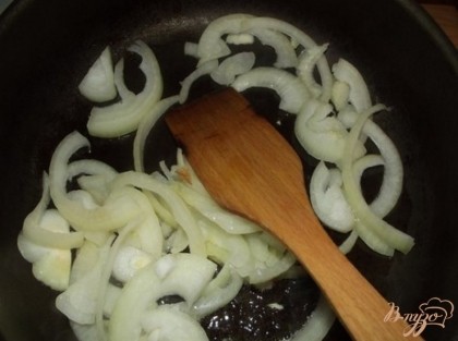 На разогретую сковородку наливаем немого растительного масла и обжариваем нарезанный кольцами лук.